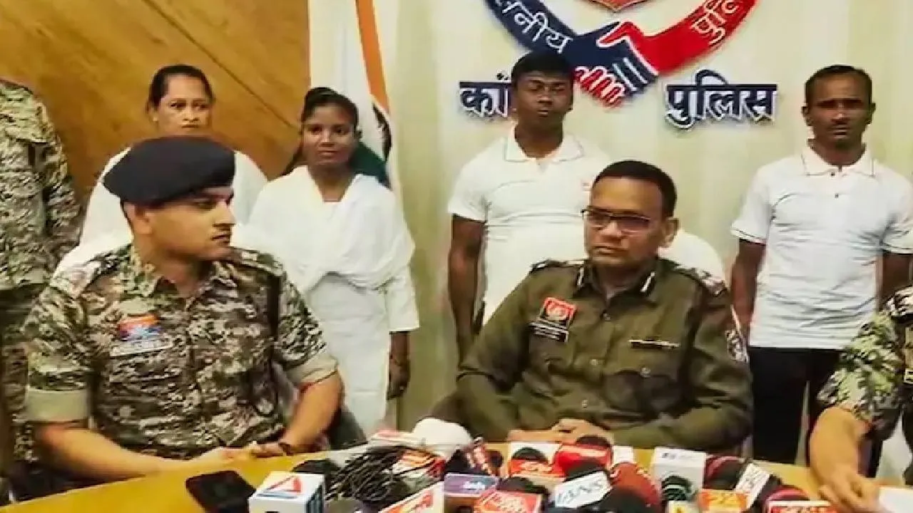  Four naxals surrender before police in Chhattisgarh. Photograph: (sambad.in) 