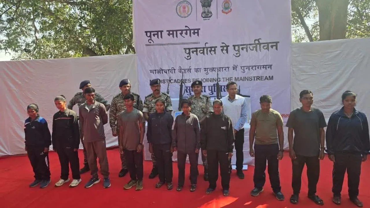  10 naxal surrender before police in Chhattisgarh police. Photograph: (sambad.in) 