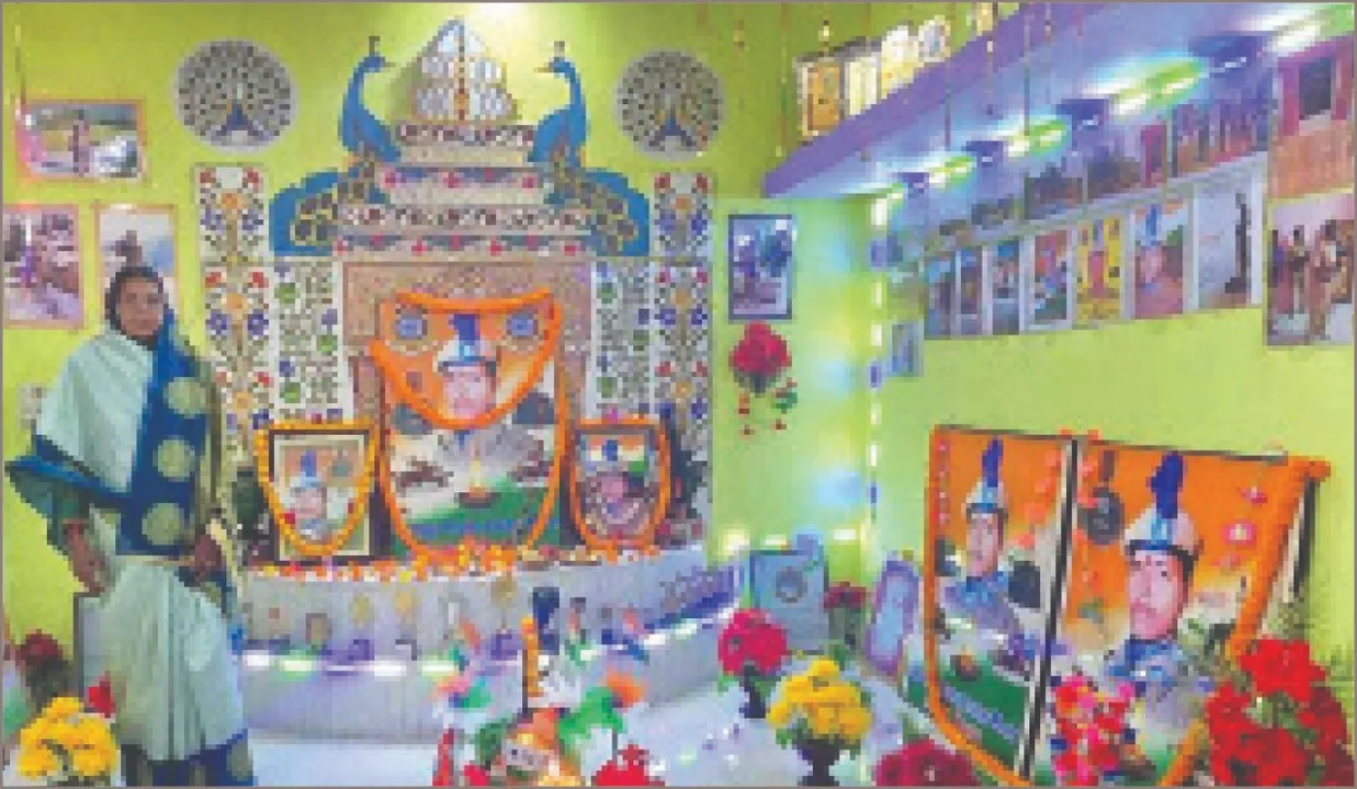  Martyr son: ମାଆ ପାଇଁ ଜୀବିତ ସହିଦ ପୁଅ! ସ୍ମୃତି ସ୍ମାରକୀକୁ ସବୁଦିନ ଯାଆନ୍ତି ସାନଭାଇ