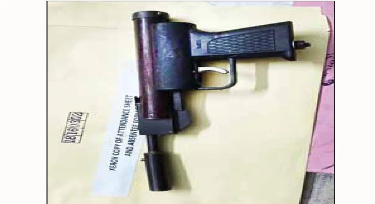  Student: ୯ମ ଶ୍ରେଣୀ ଛାତ୍ର ପକେଟ୍‌ରେ ବନ୍ଧୁକ