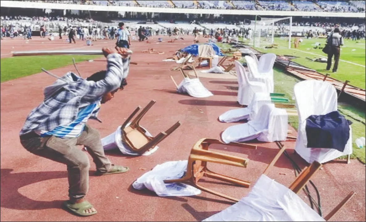  Messi's event: ମେସିଙ୍କ କାର୍ଯ୍ୟକ୍ରମରେ ତୁମୁଳକାଣ୍ଡ: ଚୌକି, ଟେବୁଲ ଭାଙ୍ଗି ଷ୍ଟାଡିୟମ୍‌କୁ ଫିଙ୍ଗିଲେ