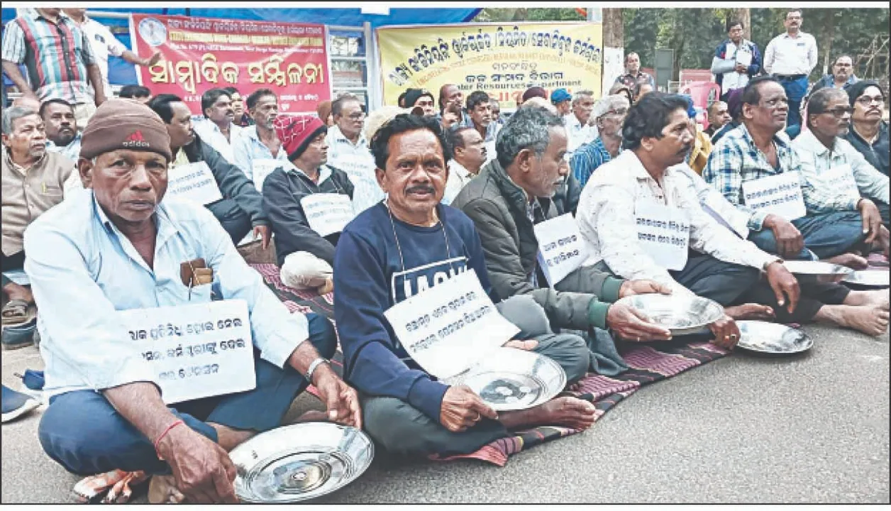  Retired Employee: ରାସ୍ତାରେ ଥାଳି ଧରି ବସିଲେ ରାଜ୍ୟ ଇଞ୍ଜିନିୟରିଂ ୱାର୍କଚାର୍ଜଡ ନିୟମିତ ସେବାନିବୃତ୍ତ କର୍ମଚାରୀ