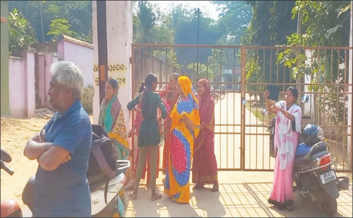  School: ଶିକ୍ଷୟିତ୍ରୀଙ୍କୁ ସ୍କୁଲ୍‌ ଭିତରକୁ ଯିବାକୁ ଦେଲେନି: ଫାଟକରେ ତାଲା ପକାଇଲେ ଅଭିଭାବକ, କମିଟି ସଦସ୍ୟ