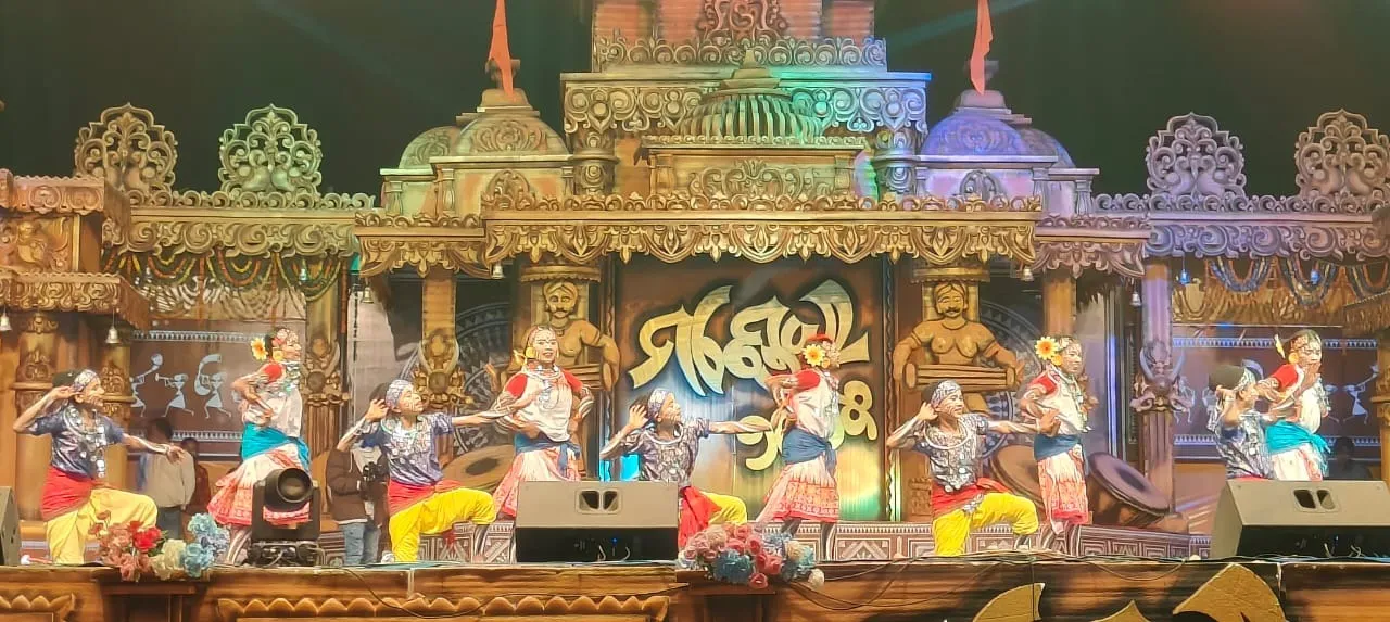  Nabarangpur district-level Mandai Lok Mahotsav concluded with vibrant tribal dance. Photograph: (sambad.in) 