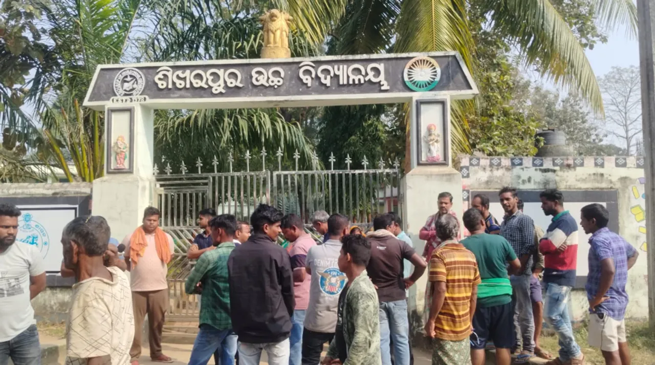  guardians & villagers locked schoo gate Photograph: (Sambad.in) 