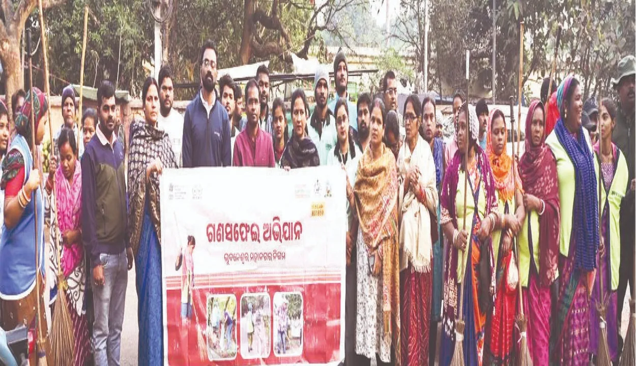  Unit-4 market: ୟୁନିଟ୍-୪ ହାଟରେ ଗଣସଫେଇ: ବାହାରିଲା ୩ ଟ୍ରକ୍ ଅଳିଆ, ବସ୍ତାବସ୍ତା ମଦ ବୋତଲ