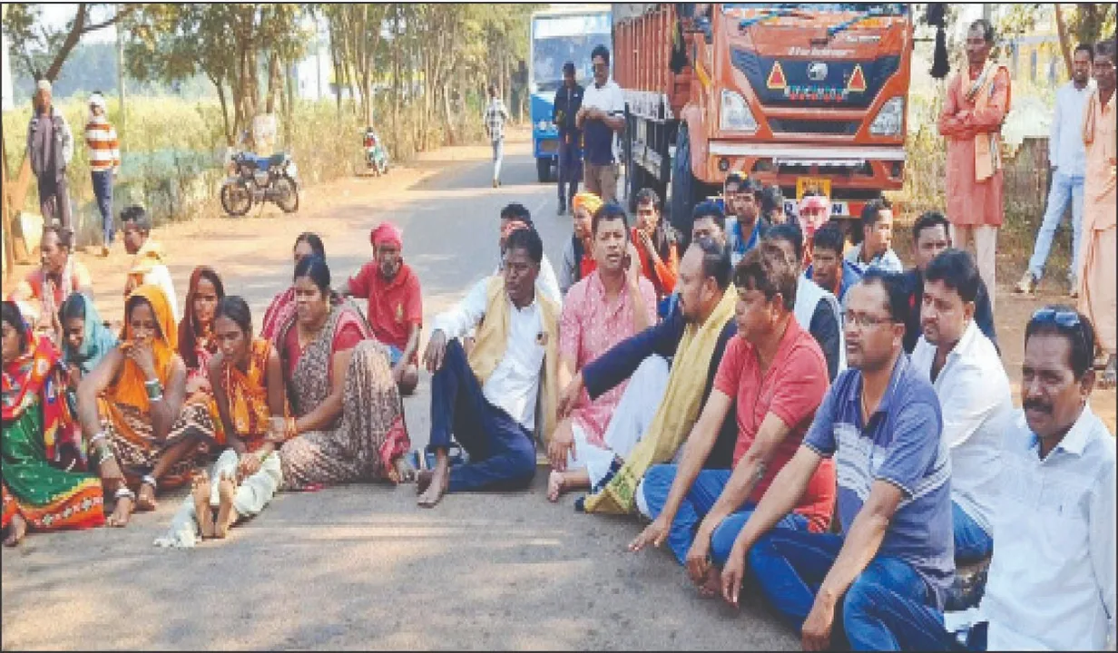  Student dies: ଆବାସିକ ବିଦ୍ୟାଳୟରେ ଫଳକ ଭୁଶୁଡ଼ି ଛାତ୍ର ମୃତ: ଅନ୍ୟ ଜଣେ ଗୁରୁତର, କ୍ଷତିପୂରଣ ଦାବିରେ ରାସ୍ତାରୋକ