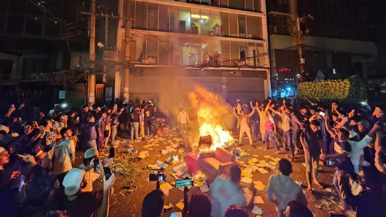  Bangladesh Protest Photograph: (x/MAarafat71) 