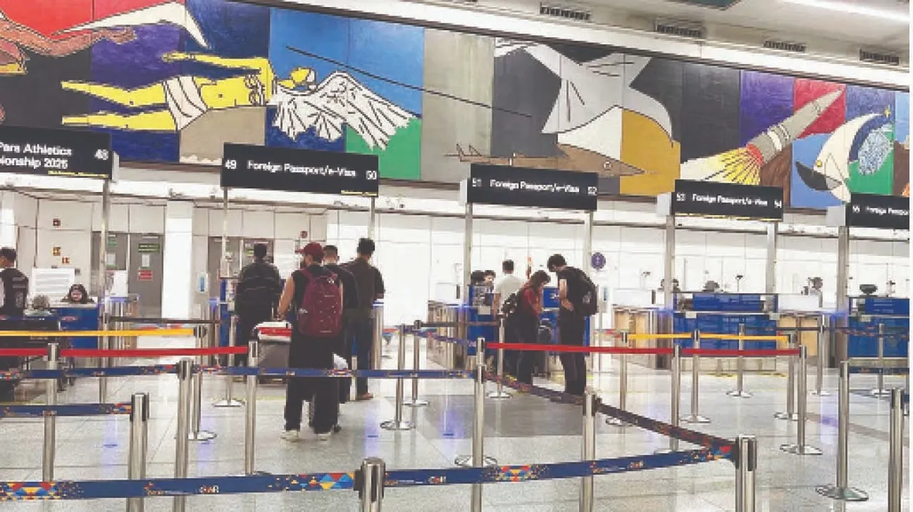  Thick smog: ଦିଲ୍ଲୀରେ ଘନ ଧୂଆଁକୁହୁଡ଼ି