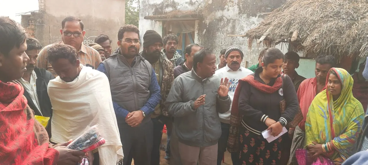  houses of endua mallick burnt, mla satrughna jena helps Photograph: (Sambad.in) 