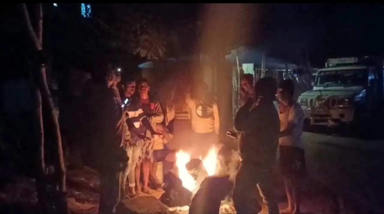  People in G Udayagiri sit near wooded fire. Photograph: (sambad.in) 