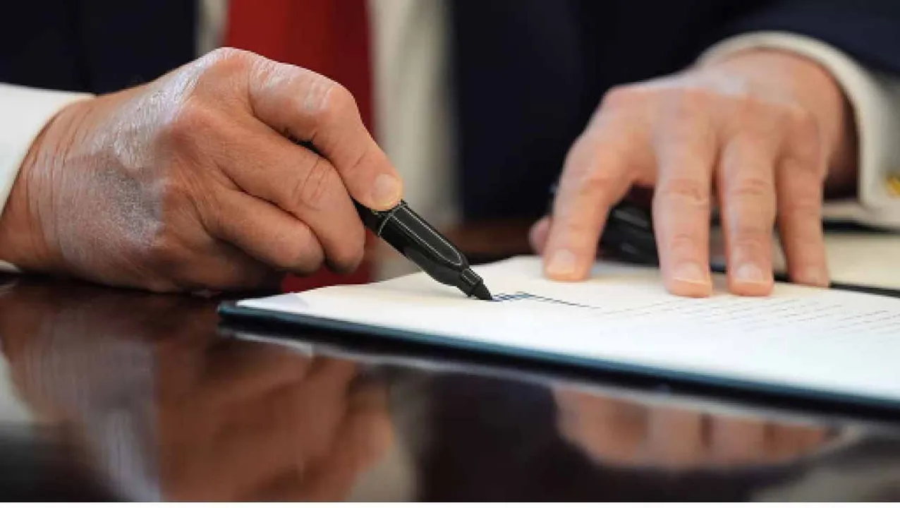  Trump: ଭାରତ ସହିତ ‘ଗଭୀର ସମ୍ପର୍କ’କୁ ସମର୍ଥନ କରୁଥିବା ପ୍ରତିରକ୍ଷା ନୀତି ବିଲ୍‌ରେ ସ୍ୱାକ୍ଷର କଲେ ଟ୍ରମ୍ପ