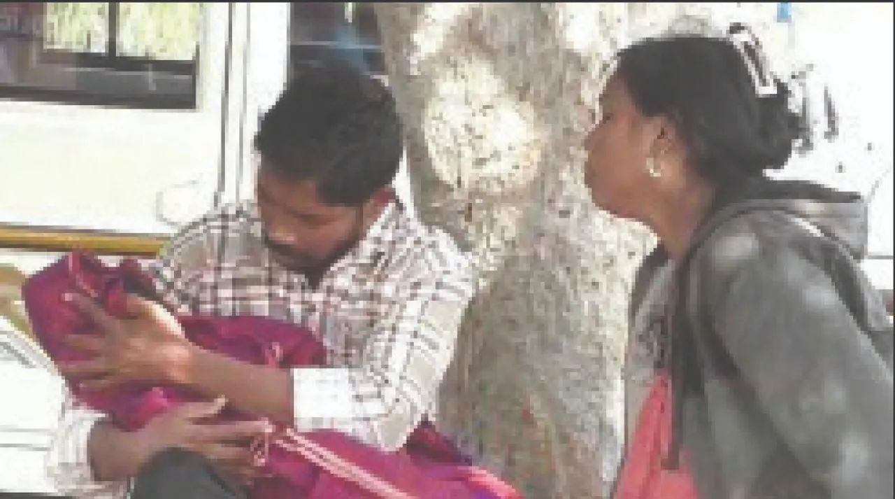  mother's cry: ମା’ର ଡାକ କେହି ଶୁଣିଲେନି: ଶିଶୁପୁତ୍ରର ଶବ ଧରି ରାତିସାରା ଡାକ୍ତରଖାନା ବାରଣ୍ଡାରେ ବସିଲେ