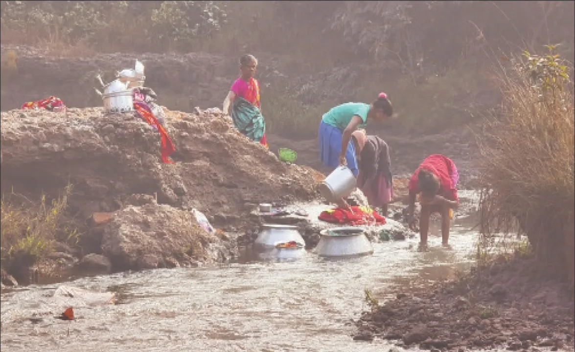  No road to the village: ଖଣି ଅଞ୍ଚଳର କରୁଣ ଚିତ୍ର: ଗାଁ’କୁ ରାସ୍ତା ନାହିଁ, ଜୀବନ ଦୁର୍ବିଷହ, ନାଳ ପାରି‌ହେଲେ ସ୍କୁଲ, ବର୍ଷାଦିନେ ପାଠପଢ଼ା ଠପ୍‌