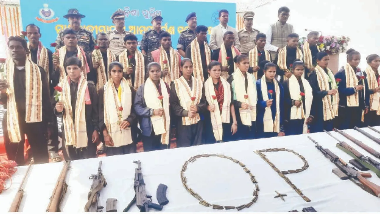  Malkangiri: ନକ୍ସଲମୁକ୍ତ ଆଡ଼କୁ ମାଲକାନଗିରି, ଆତ୍ମସମର୍ପଣ କଲେ ୨୨ ନକ୍ସଲ