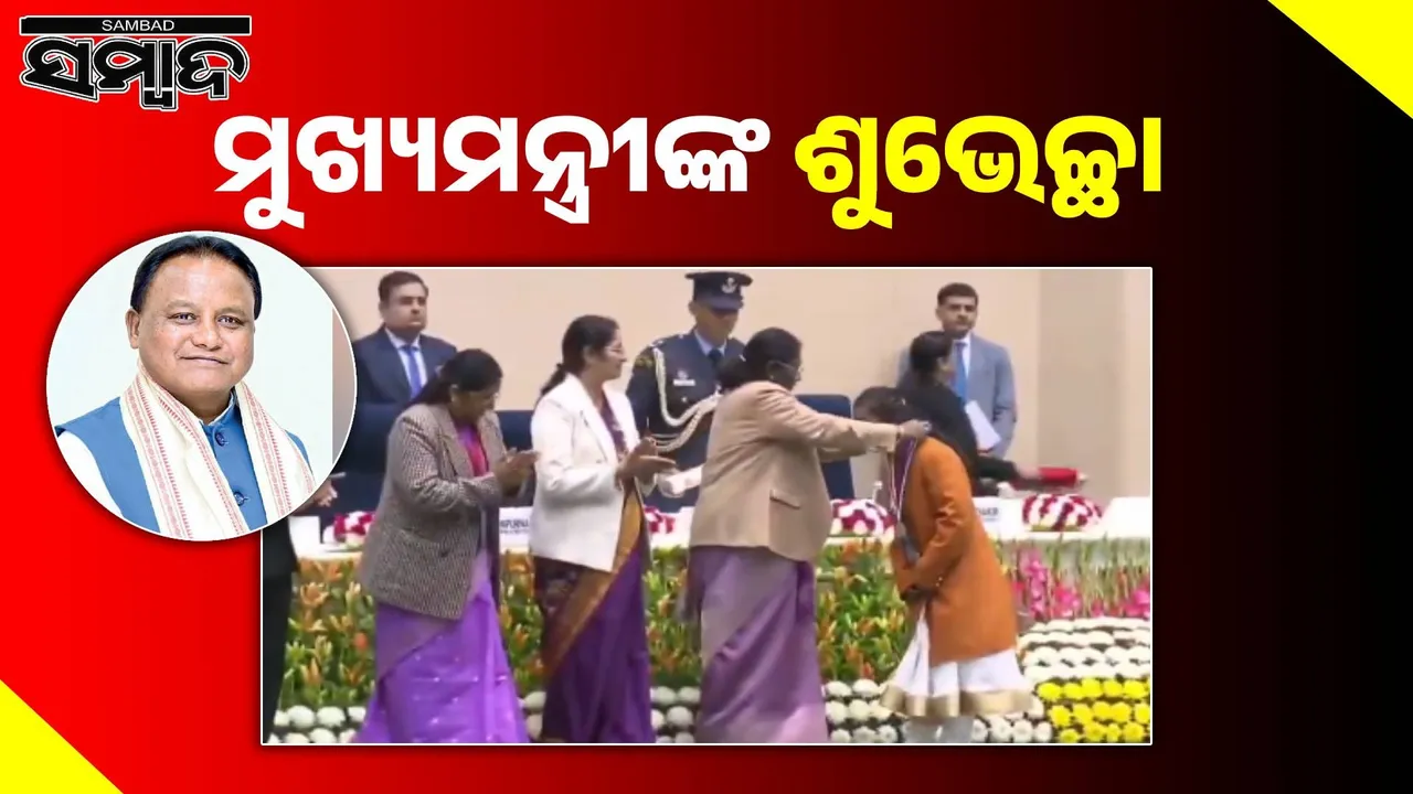  Chief Minister congratulates Jyotsna Photograph: (sambad.in) 