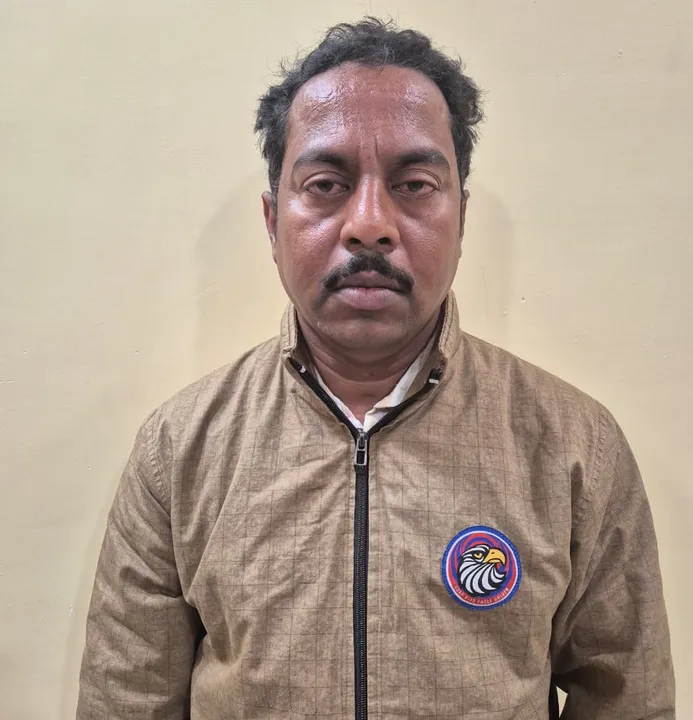  vigilance raid at residence of  block je Nihar Sarkar Photograph: (sambad.in) 