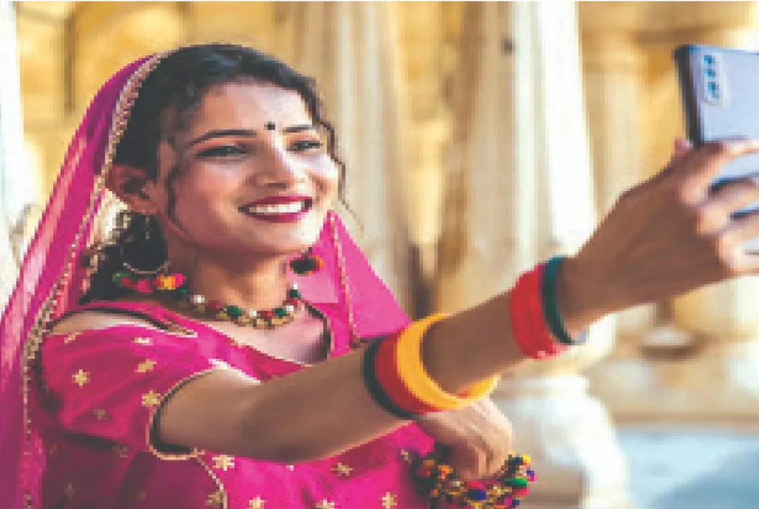  Smartphone: ଝିଅବୋହୂଙ୍କୁ ସ୍ମାର୍ଟଫୋନ୍‌ ନିଷେଧାଦେଶ ପରେ...