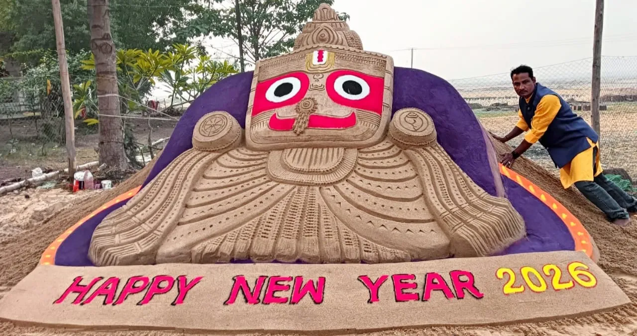  Sand artists Santosh Kumar Pradhan create art eve of New Year. Photo: sambad.in 