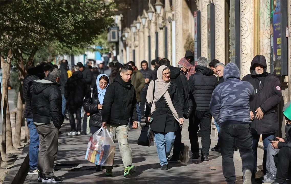  Iran currency: ଇରାନ ମୁଦ୍ରା ରେକର୍ଡସ୍ତରକୁ ଖସିଲା: ରାସ୍ତାକୁ ଓହ୍ଲାଇଲେ  ଉତ୍ତ୍ୟକ୍ତ ଲୋକେ, କେନ୍ଦ୍ରୀୟ ବ୍ୟାଙ୍କ ମୁଖ୍ୟଙ୍କ ଇସ୍ତଫା