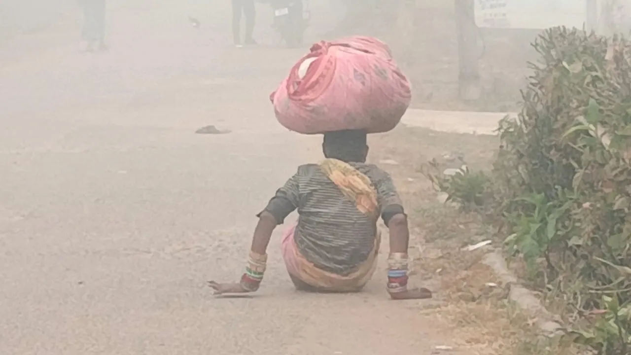  Neglected: ରାଜରାସ୍ତାରେ ମାନସିକ ବିକୃତ ଅସହାୟ ବୃଦ୍ଧା, ପ୍ରଶାସନ ନିରବଦ୍ରଷ୍ଟା