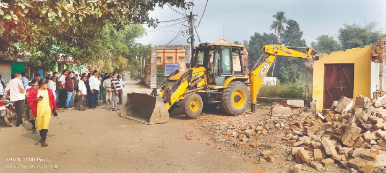  Bulldozer: ବାଲିପାଟଣା ହାଟ ଉପରେ ବୁଲ୍‌ଡୋଜର୍‌ ପାହାର