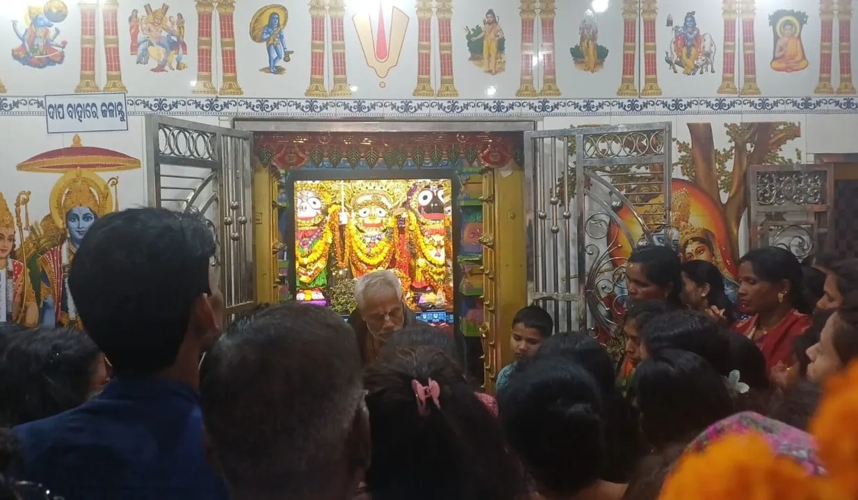  New Year: ନୂଆବର୍ଷରେ ଧର୍ମପୀଠରେ ପ୍ରବଳ ଭିଡ଼