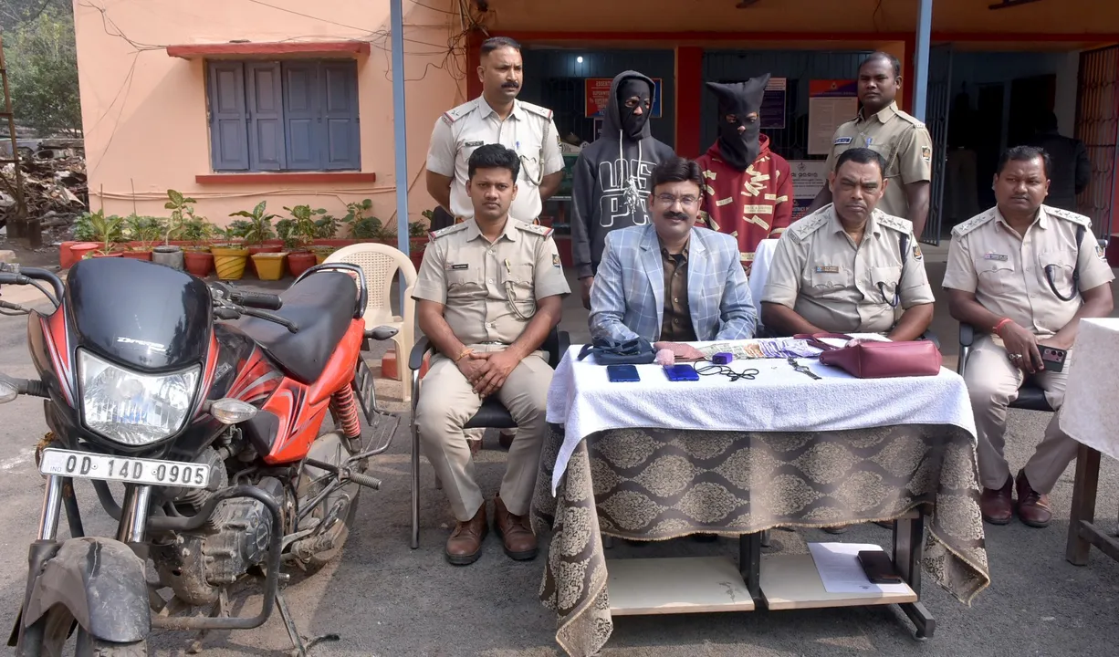  police arrested 3 thieves including 2 women Photograph: (SAMBAD.IN) 