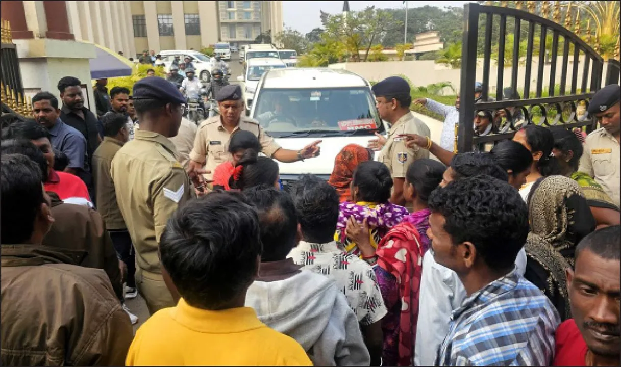  Opposition to sweeping: ମୁଣ୍ଡପିଛା ଦୈନିକ ଦେଢ଼ କିମି ଝାଡ଼ୁକୁ ବିରୋଧ: ବିଏମ୍‌ସି କାର୍ଯ୍ୟାଳୟ ଘେରିଲେ ସଫେଇ କର୍ମଚାରୀ