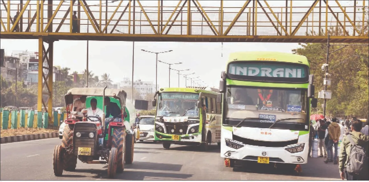  Bus parking: ଦୁର୍ଘଟଣା ବଢ଼ାଉଛି ରାଜପଥ କଡ଼ରେ ବସ୍ ପାର୍କିଂ