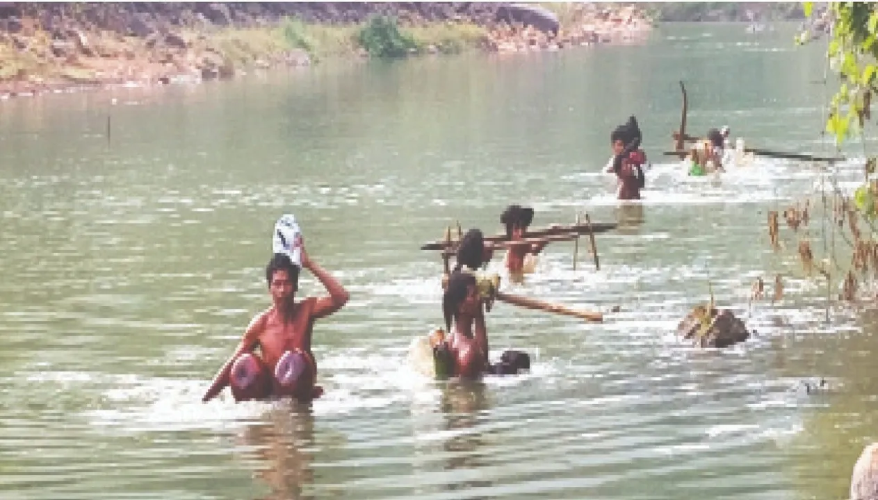  Fighting death for a stomach: ପେଟ ପାଇଁ ମୃତ୍ୟୁ ସହ ଲଢ଼େଇ: ନଦୀ ପାର ପାଇଁ ତୁମ୍ବା, ପାଣି ବୋତଲ ଭରସା