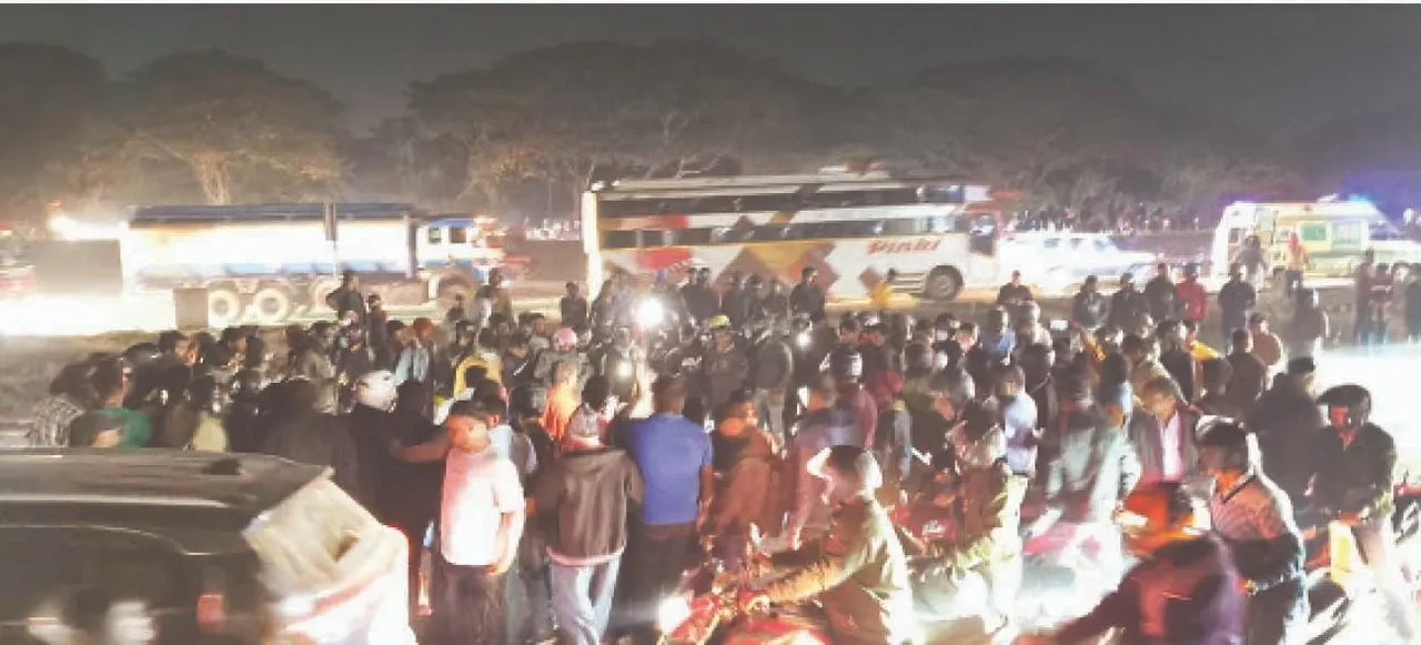  Truck runs: ବାଇକ୍‌ଆରୋହୀଙ୍କ ମୁଣ୍ଡ ଉପରେ ଚଢ଼ିଗଲା ଟ୍ରକ୍‌