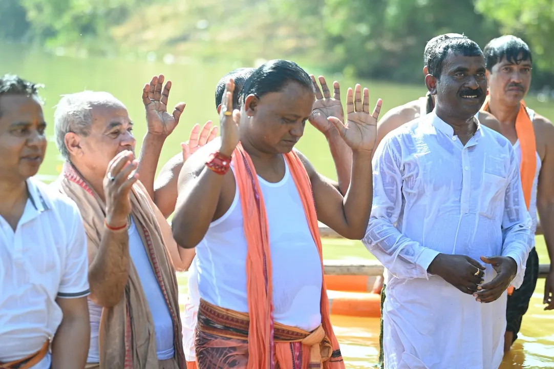  Chief Minister Baitarani River ବୈତରଣୀରେ ମକର ବୁଡ଼ ପକାଇଲେ ମୁଖ୍ୟମନ୍ତ୍ରୀ