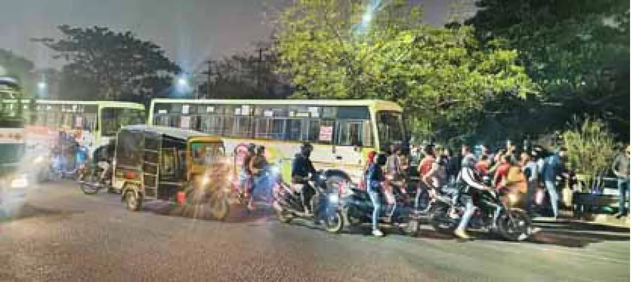  Ama bus : ଅଟୋକୁ ଧକ୍କା ଦେବାରୁ ଆମ ବସ୍‌ ହାଇଜାକ୍‌