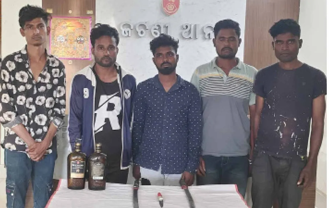  5 professional: ୫ ପେଷାଦାର ଅପରାଧୀ ଗିରଫ