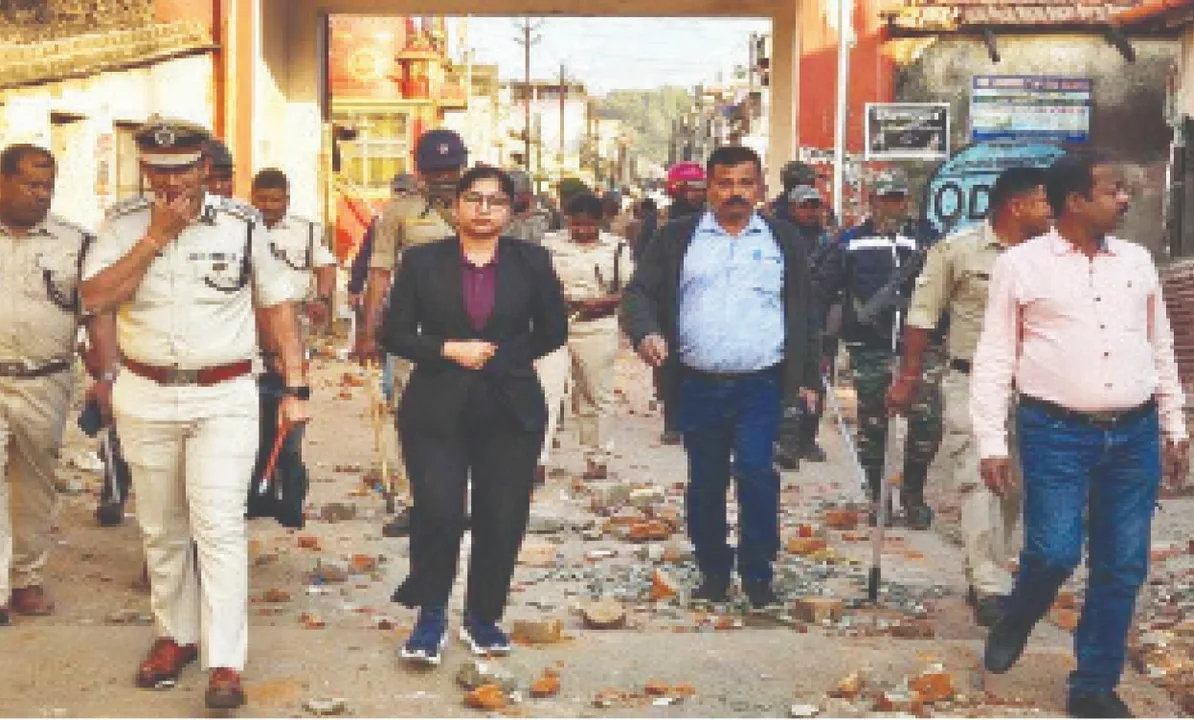  Rumors spark communal clashes in Sundargarh: ଗୁଜବରୁ ସୁନ୍ଦରଗଡ଼ରେ ଗୋଷ୍ଠୀ ସଂଘର୍ଷ: ରିଜେଣ୍ଟ ମାର୍କେଟ୍‌ ଅଞ୍ଚଳ ପାଲଟିଲା ରଣକ୍ଷେତ୍ର