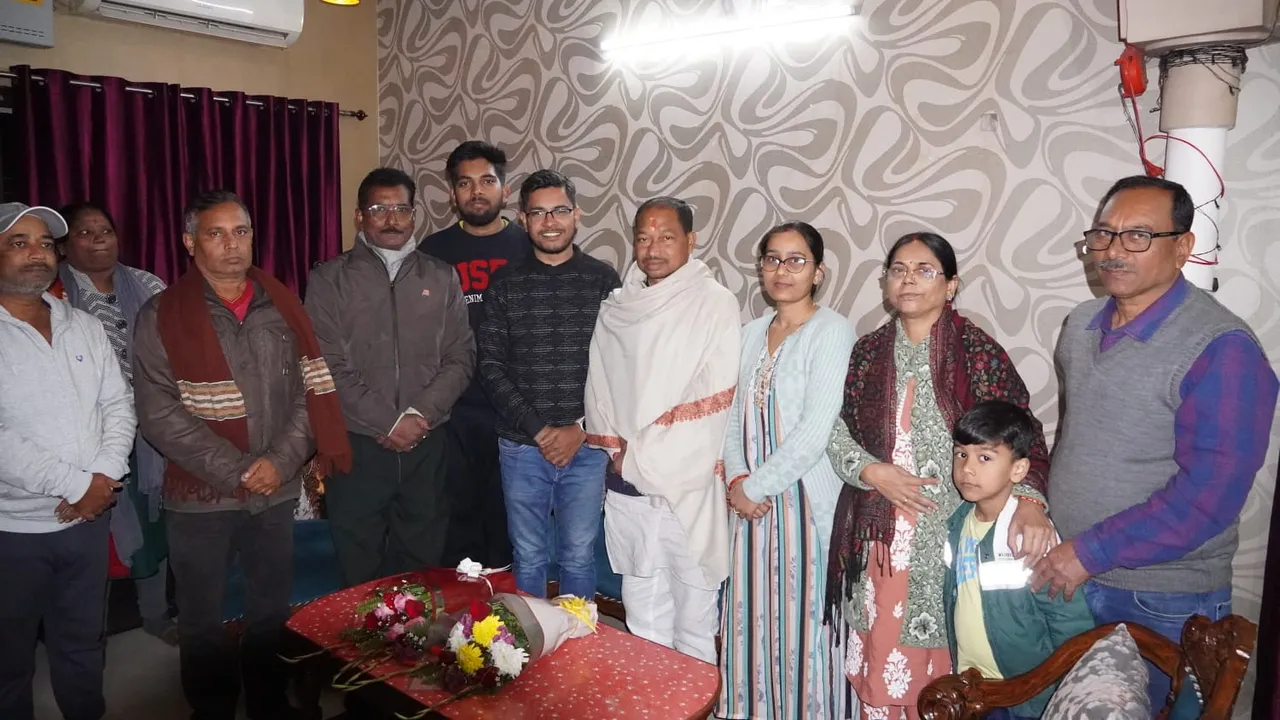  sumit singh was  Felicated dy speaker at his residence Photograph: (sambad.in) 