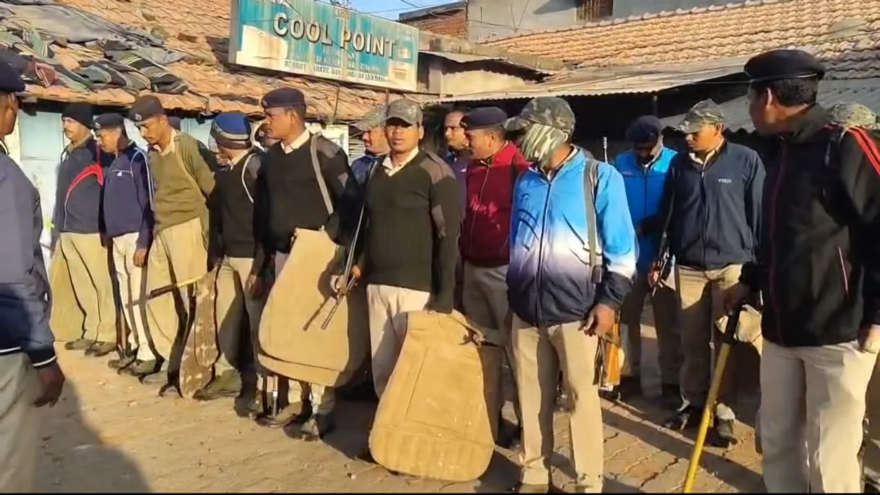  police tries to bring peace at sundargarh Photograph: (sambad.in) 