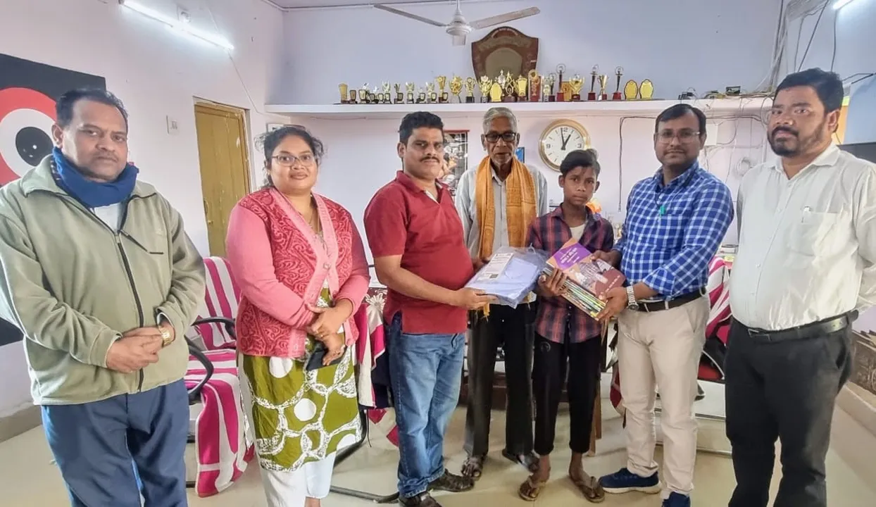  Education: ଶ୍ରମିକ ବଦଳରେ ସାଜିଲେ ଛାତ୍ର, କାମ କରୁଥିବା ହାତରେ ଧରିଲେ ବହି-କଲମ