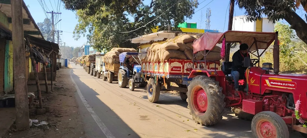  Paddy: ଧାନବସ୍ତା ସହ ଗାଡ଼ି ମାଳ, ମଣ୍ଡି ଚାରିପାର୍ଶ୍ବ ରାସ୍ତା ଜାମ୍