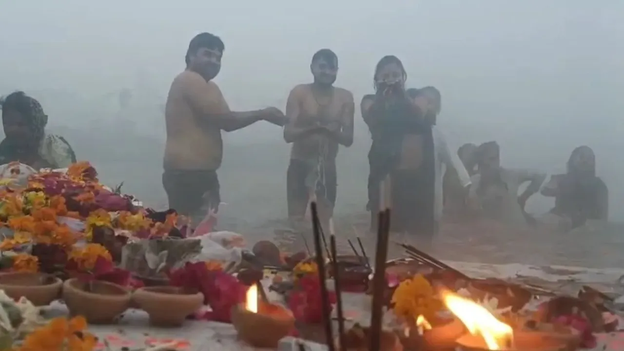  holy dip in sangam Photograph: (sambad.in) 