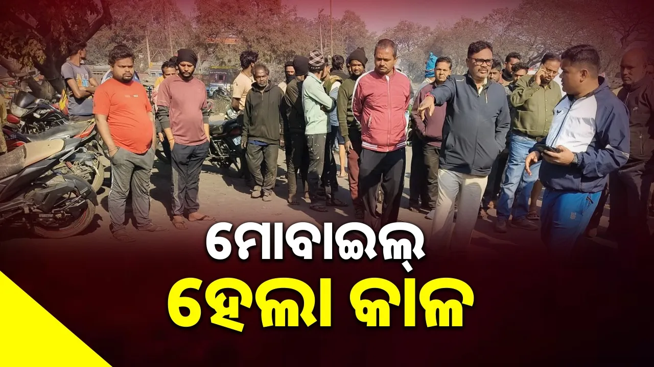  Passenger dies as bus strikes Photograph: (sambad.in) 