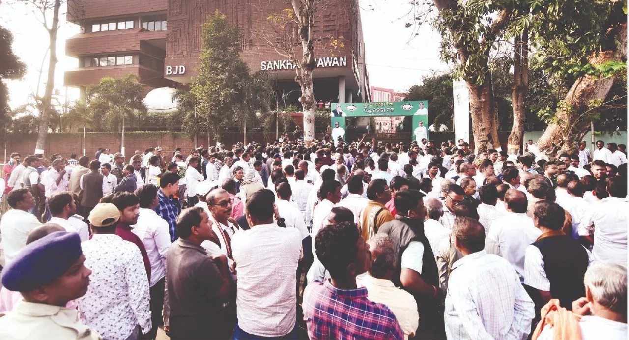  Arvind's supporters in sankha bhawan: ଚକ୍‌ମା ଦେଲେ ଅରବିନ୍ଦଙ୍କ ସମର୍ଥକ: ଶଙ୍ଖ ଭବନ ଘେରିଲେ, ନବୀନ ନିବାସ ପୁଲିସ ଛାଉଣି