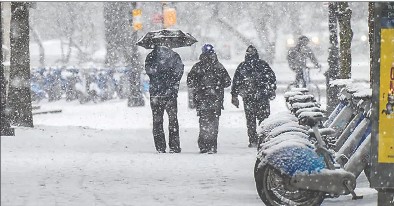  Winter storm in America: ଆମେରିକାରେ ବିନାଶକାରୀ ଶୀତ ଝଡ଼: ୮ ହଜାରରୁ ଅଧିକ ବିମାନ ବାତିଲ