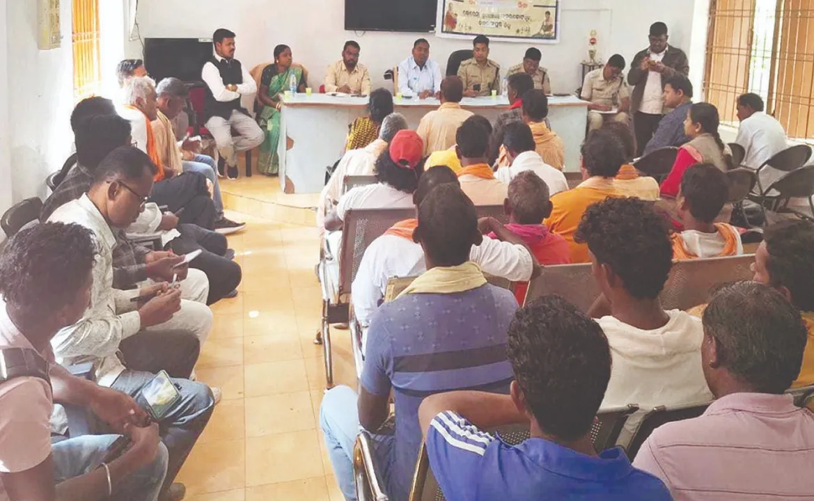  church relocation: ଚର୍ଚ୍ଚ ସ୍ଥାନାନ୍ତର ନେଇ ଦୁଇ ଗୋଷ୍ଠୀ ମୁହାଁମୁହିଁ: କପେନା ଗାଁରେ ପ୍ରବଳ ଉତ୍ତେଜନା, ୨ ପ୍ଲାଟୁନ୍‌ ପୁଲିସ ମୁତୟନ