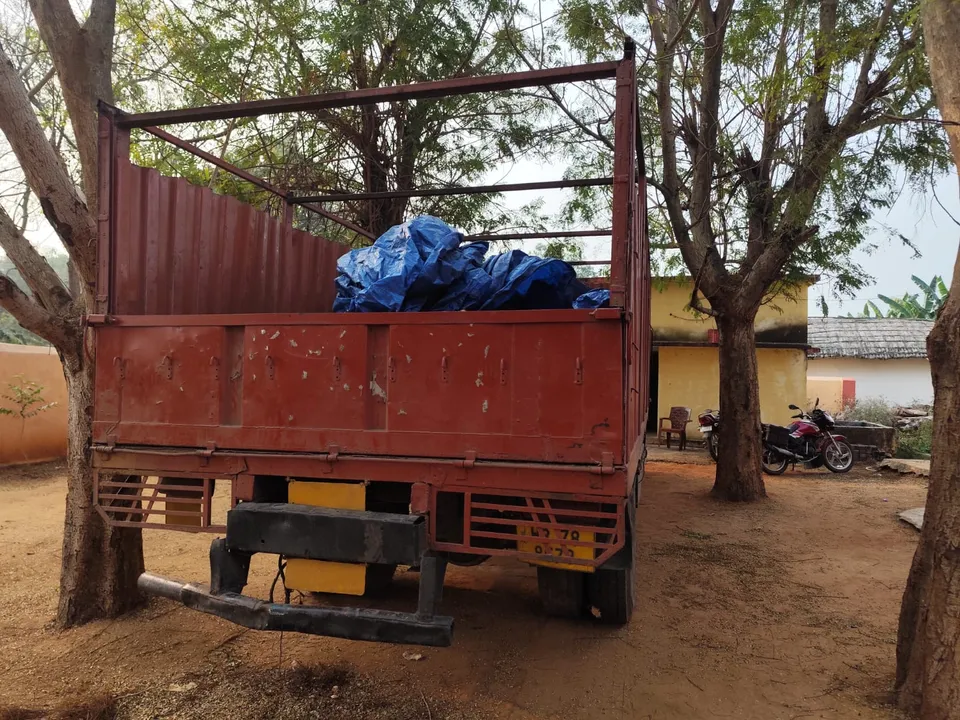  raid by saintala forest department, wood loaded truck seized Photograph: (Sambad.in) 