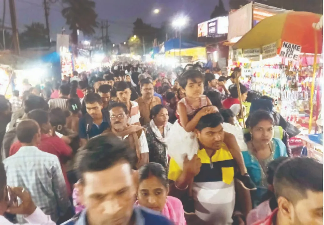  The crowd: ସନ୍ଧ୍ୟାରେ ଜମୁଛି ଭିଡ଼