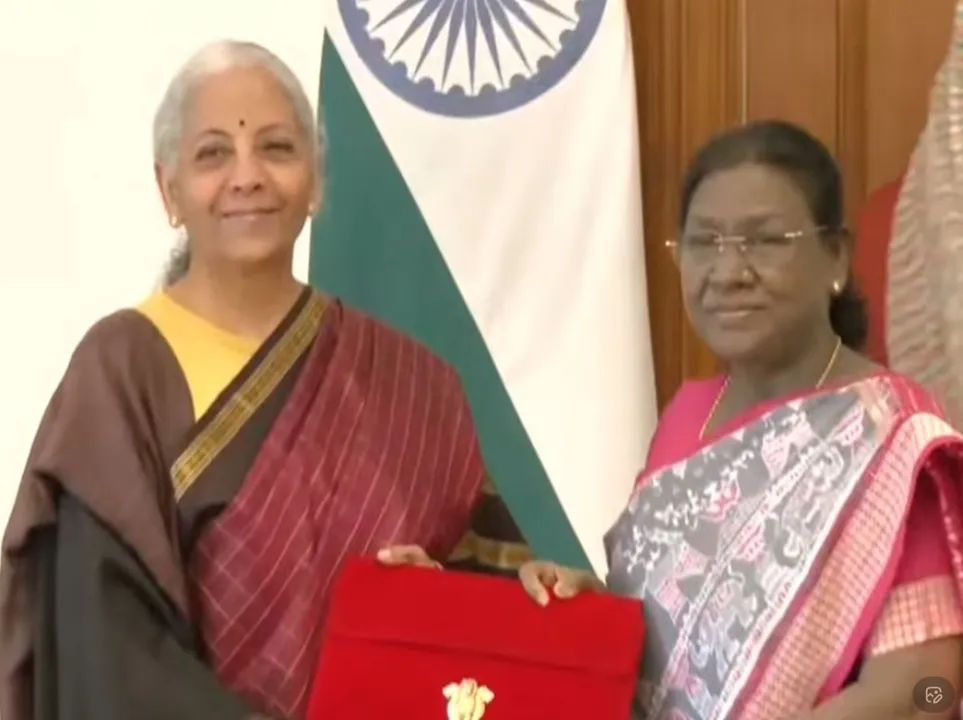  Nirmala Sitharaman presented the budget copy to the President Photograph: (Sambad.in) 
