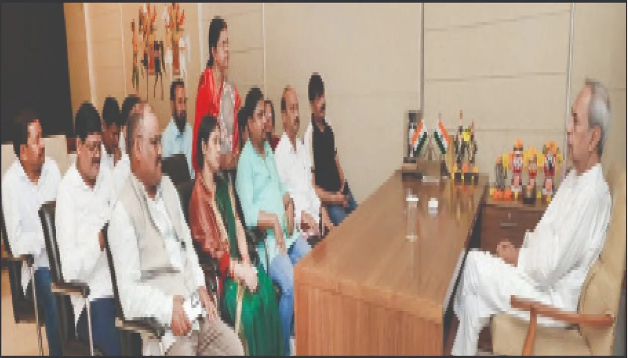  Chairpersons meet Naveen: ନବୀନଙ୍କୁ ଭେଟିଲେ ୧୫ ପୌର ପରିଷଦ ଅଧ୍ୟକ୍ଷ: ନିର୍ବାଚିତ ପ୍ରତିନିଧିଙ୍କୁ ନ୍ୟୂନ କରିବାକୁ ସରକାରଙ୍କ ଉଦ୍ୟମକୁ ନବୀନଙ୍କ ନାପସନ୍ଦ