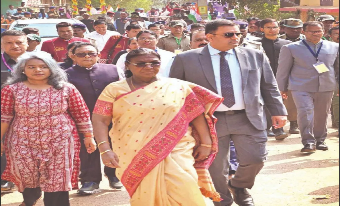  President: ଗଁା ବୁଲିଲେ ରାଷ୍ଟ୍ରପତି: ଜାହିରା ପୀଠରେ ଆଶୀର୍ବାଦ ନେଲେ, ପାଖରେ ପାଇ ସମସ୍ତେ ଭାବବିହ୍ବଳ ହେଲେ